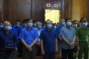 各被告人、法警及庭上所有出席者站立著聽審判長宣讀判決書。