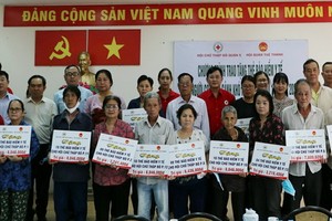 越華同胞獲贈送醫保卡。