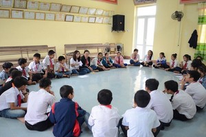 阮氏雙茶專家與本市初中學生談及性別和學生的戀情。