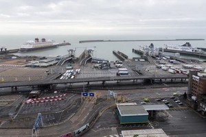 這是12月22日拍攝的關閉的英國多佛港。（圖源：新華社）