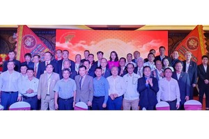 市龍獅協會執委會與市有關部門領導合影。