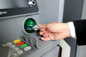 退休金可透過 ATM 方式領取。（示意圖源：互聯網）