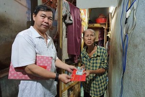 馮傳坤理事長將籌得善款交給馮銀華大娘。