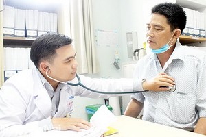 醫生在為一名有醫保的患者看診。（圖源：幸容）