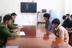 被抓獲的網絡詐騙團夥在公安派出所向調查員供述其犯罪過程。（圖源：VOV）