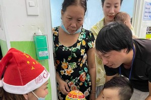 “愛心之家”慈善組向病童贈送聖誕禮物。