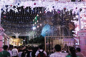 廣大民眾前往教堂歡度平安夜。（圖源：越通社）