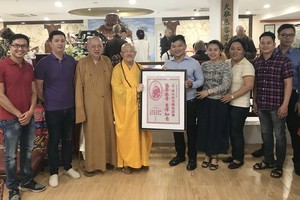 釋日修大和尚（左四）生前對華人青年予以寄往，鼓勵大家致力保護民族傳統。