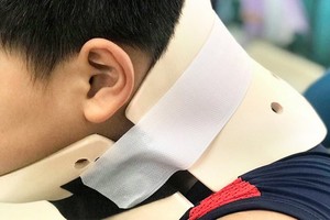 仿照網絡空翻的男童獲固定頸部以觀察傷情。