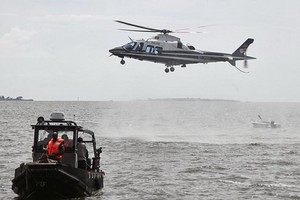 救護隊在事發湖域搜尋生還者。（圖源：AP）