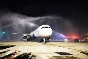 越旅航空在新山一機場為首航班機舉行噴水柱儀式。（圖源：越通社）