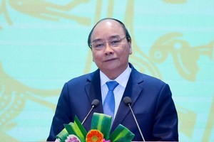 政府總理阮春福主持會議並發表講話。（圖源：越通社）