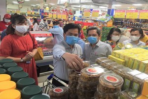 消費者在超市選購食品。