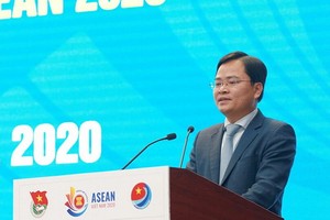 共青團中央第一書記、越南青年國家委員會主任阮英俊在會上致詞。（圖源：文牒）