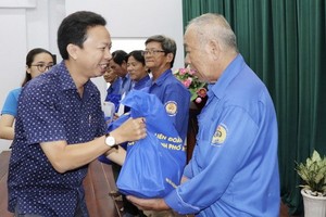 本市各級工會在2020庚子年春節向“摩的”業團團員贈送禮物。