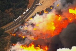 美國加州山火造成數十萬人流離失所。（圖源：美聯社）