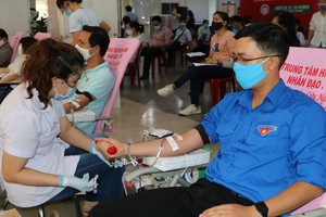 年輕人踴躍參與人道捐向。