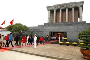 圖為中外遊客前往胡主席陵參觀，瞻仰胡主席遺容。（圖源：秋莊）