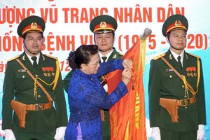 國會主席阮氏金銀向175號軍醫院頒授人民武裝力量英雄稱號。（圖源：越通社）