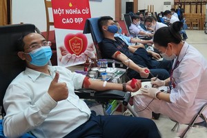 河內市熱心市民踴躍前至中央血液學與血液傳輸院捐血救人奉獻愛心。（圖源：何賢）