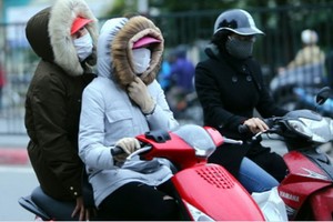 受強勁冷空氣影響，河內市民外出都添置了厚衣。（圖源：互聯網）