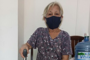 陳燕瓊年紀大腳力差，要靠拐杖助行。