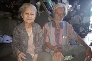 余文康夫婦患病，沒有條件繼續治療。