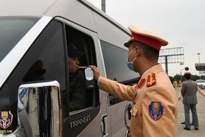 交警在給一名司機進行呼氣式酒精測試。（圖源：交警局）