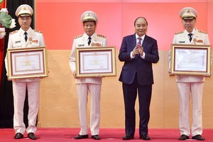 政府總理阮春福給公安幹部頒發獎狀。（圖源：光孝）