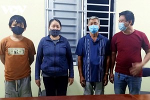 被扣押的 4名非法入境者。（圖源：VOV）