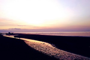 在巴厘島，看別有韻味的黑色沙灘美景