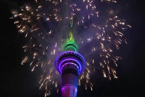 新西蘭奧克蘭天空塔發射煙花標誌著踏入2021年。（圖源：互聯網）