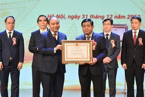 阮春福總理向計劃與投資部長阮志勇頒授一等 獨立勳章。（圖源：VGP）