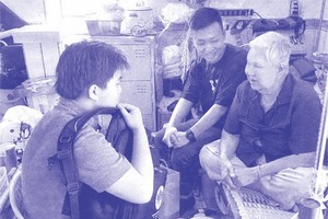 “The Elderly of Saigon”組的年輕人與老人交談。