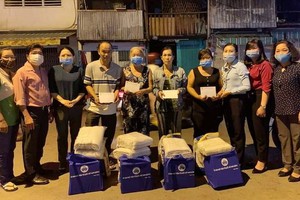 受火警影響家庭接受市越南祖國陣線委員會的禮物。