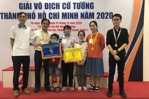 華人名棋手范啟源(左一)與獲獎棋手合影。