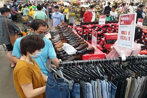 各大超市在元旦期間推出大減價活動，吸引了眾多消費者前來購物。