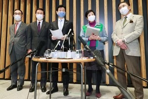 日本首都圈東京都知事小池百合子（右二）、埼玉縣知事大野元裕（左一）、千葉縣知事森田健作（左二）、神奈川縣知事黑岩祐治（右一）和經濟再生擔當相西村康稔（中）二日對媒體發表談話。（圖源：AFP）