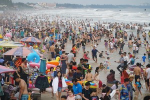 1月1日下午，頭頓市後灘上擠滿了前來休閒度假的遊客。（圖源：福俊）