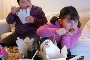 澳大利亞昆士蘭大學主導的一項新研究發現，頻繁攝入碳酸飲料和速食食品的青少年，更容易出現睡眠障礙問題。（示意圖源：互聯網）