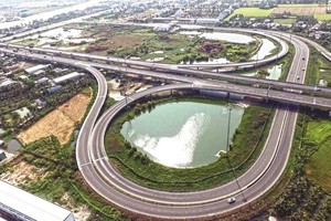 完善交通基礎設施有助促進經濟發展。