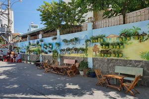 以彩畫和花草美化居民區。