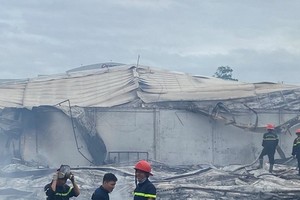 消防隊經七個多小時奮勇滅火後大火終於被撲滅。（圖源：夏莉）