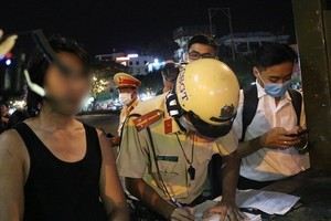 衝向交警執勤崗圖輕生的男子D.N.L（左一）。（圖源：CTV）