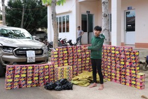 被查獲的非法走私鞭炮。（圖源：CTV）