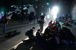 法國防疫期間仍人舉行大型跨年派對，超過2500人參加。（圖源：互聯網）