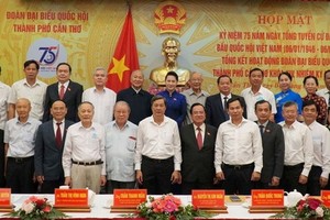 國會主席阮氏金銀同與會代表合影留念。（圖源：俊光）