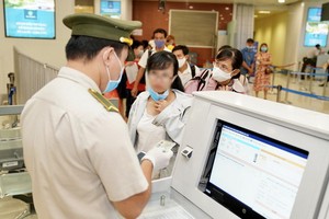 機場安檢查核乘客身份證件。（圖源：NIA）