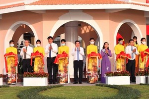 市領導出席守御旗台修繕落成儀式。（圖源：越勇）