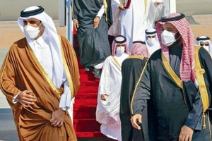  沙特皇儲小薩勒曼（右）5日歡迎到訪的卡塔爾國家元首塔米姆。（圖源：互聯網）